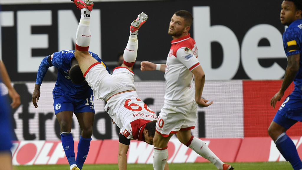 27.05.2020, Nordrhein-Westfalen, Düsseldorf: Fußball: Bundesliga, Fortuna Düsseldorf - FC Schalke 04, 28. Spieltag in der Merkur Spiel-Arena. Düsseldorfs Markus Suttner (M) fällt während des Spiels vor Rabbi Matondo (l) von Schalke.l Foto: Martin Mei