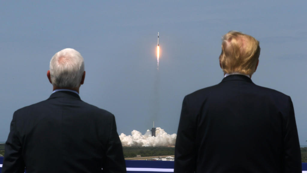 US-Präsident Donald Trump und US-Vizepräsident Mike Pence beobachten den Raketenstart.