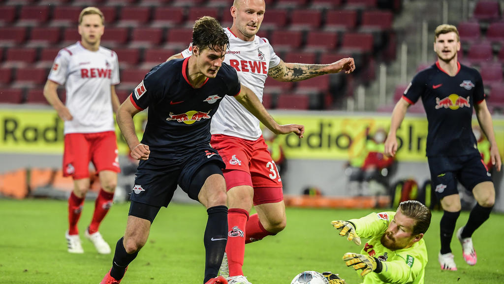 01.06.2020, Nordrhein-Westfalen, Köln: Fußball: Bundesliga, 1. FC Köln - RB Leipzig, 29. Spieltag im RheinEnergieSTADION. Leipzigs Patrik Schick (l) kämpft mit den Kölnern Toni Leistner (M) und Torwart Timo Horn um den Ball. Foto: Ina Fassbender/AFP/