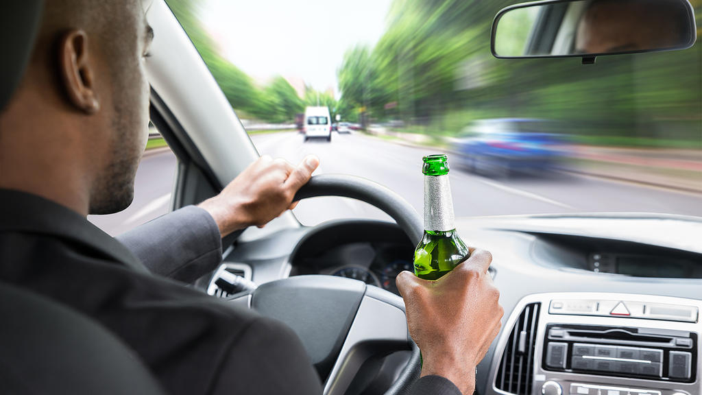 Alkohol trinken am Steuer kann fatale Folgen haben.