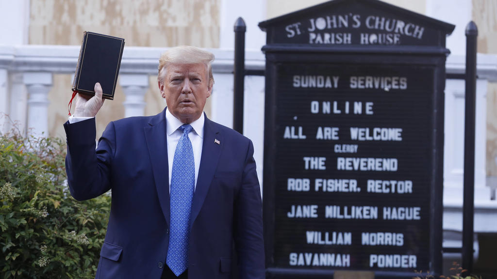 News Bilder des Tages President Donald J. Trump poses with a bible outside St. John s Episcopal Church after delivering remarks in the Rose Garden at the White House in Washington, DC, on Monday, June 1, 2020. Trump addressed the issues involving the
