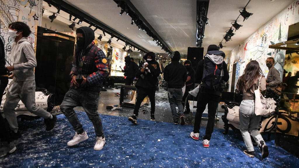 June 1, 2020, New York, New York, United States: People loot a Dolce&Gabbana store in New York city s SoHo Sunday, as nationwide protests against the death of George Floyd, a black man, at the hands of a white Minneapolis police officers for fifth d