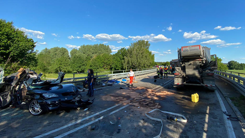 02.06.2020, Bayern, Starkertshofen: Ein Zerstörter PKW steht auf der Bundesstraße 13. Bei dem Frontalzusammenstoß eines Autos mit einem Lastwagen bei Reichertshofen (Landkreis Pfaffenhofen) sind zwei junge Männer gestorben. Zwei weitere sind lebensge
