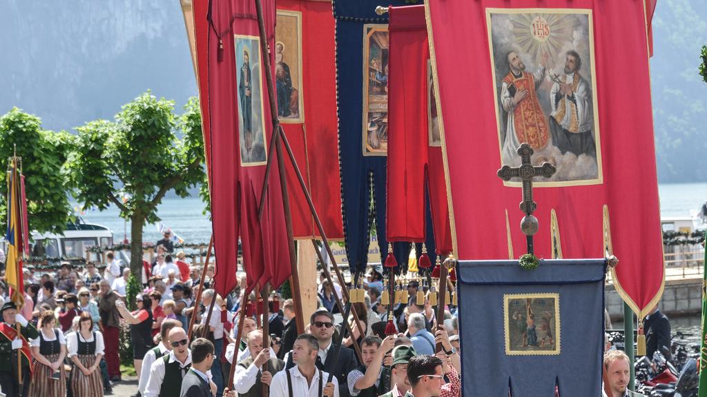 Fronleichnam - Prozession in Traunkirchen Fronleichnams Seeprouzession in Traunkirchen. Dieses Bild zeigt einen Ausschnitt aus der Prozession zu Lande 2016 - Fronleichnams Seeprozession in Traunkichen