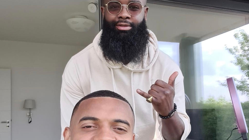 Dortmund-Spieler mit Friseur / Akanji