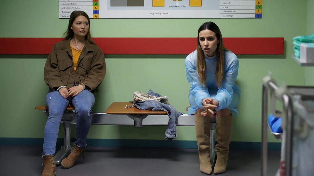 AWZ: Nathalie und Chiara sitzen zusammen im Krankenhaus.