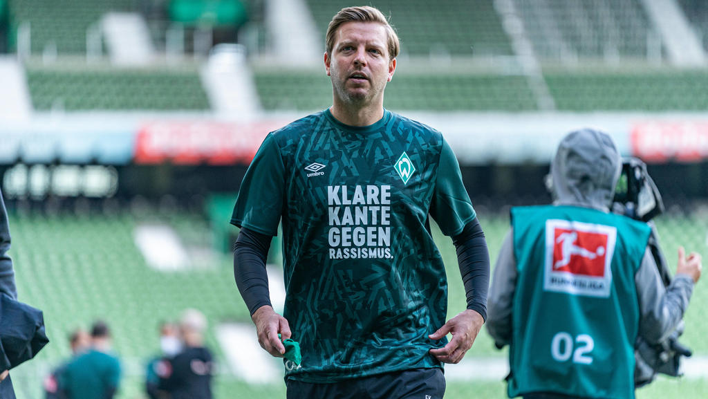 Werder Bremen - VfL Wolfsburg Fußball, 1. Bundesliga 2019/20, Werder Bremen - VfL Wolfsburg: Vor dem Spiel gegen den VFL Wolfsburg trugen die Spieler des SV Werder Bremen beim aufwaermen spezielle Trikots mit dem Aufdruck:, Geh mir wech mit Rassism