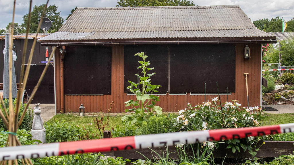 07.06.2020, Nordrhein-Westfalen, Münster: Absperrband umgibt das Grundstück in einer Kleingartenkolonie am Stadtrand von Münster mit einer Gartenlaube, von der man hier die Rückseite sieht. Die Laube ist einer der Tatorte des vermutlichen Haupttäters