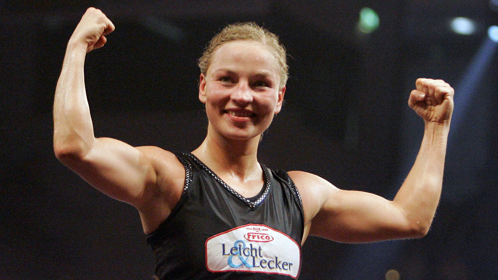 ARCHIV - Die deutsche Boxweltmeisterin im Fliegengewicht Regina Halmich jubelt in Düsseldorf nach ihrem Kampf gegen ihre Herausforderin Rodriguez aus den USA (Archivfoto vom 28.07.2007). Als unbekannte Rechtsanwaltsgehilfin ist Halmich einst in den R
