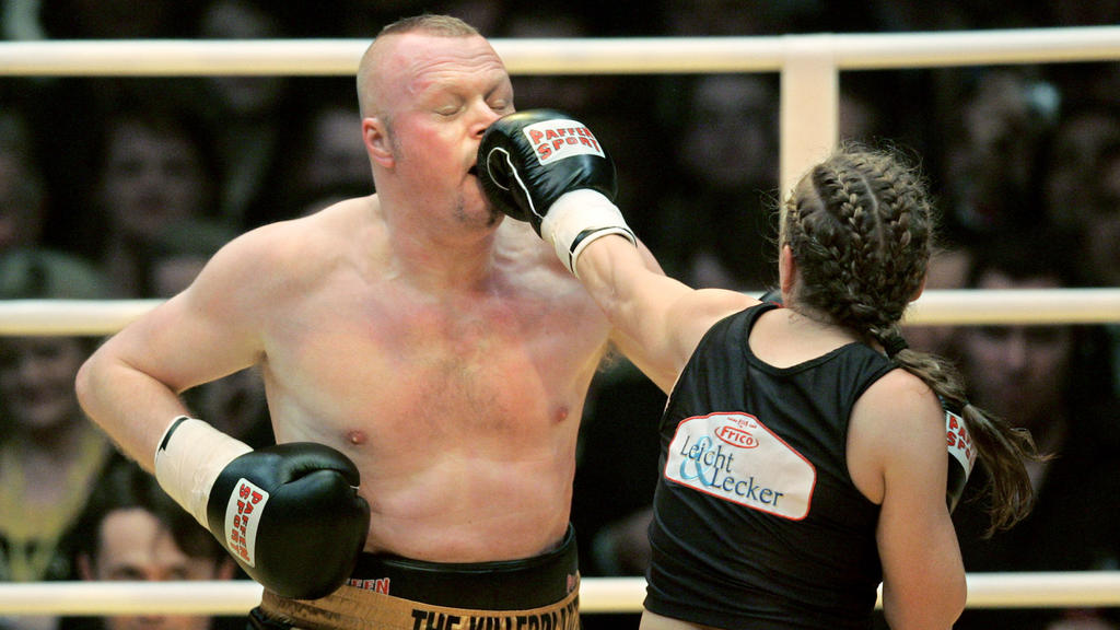 ARCHIV - 30.03.2007, Nordrhein-Westfalen, Köln: Die ehemalige Boxweltmeisterin Regina Halmich und Fernsehmoderator Stefan Raab boxen in der ausverkauften Kölnarena gegeneinander. (zu dpa "Als Box-Queen Halmich Türen eintritt und Raab die Nase br