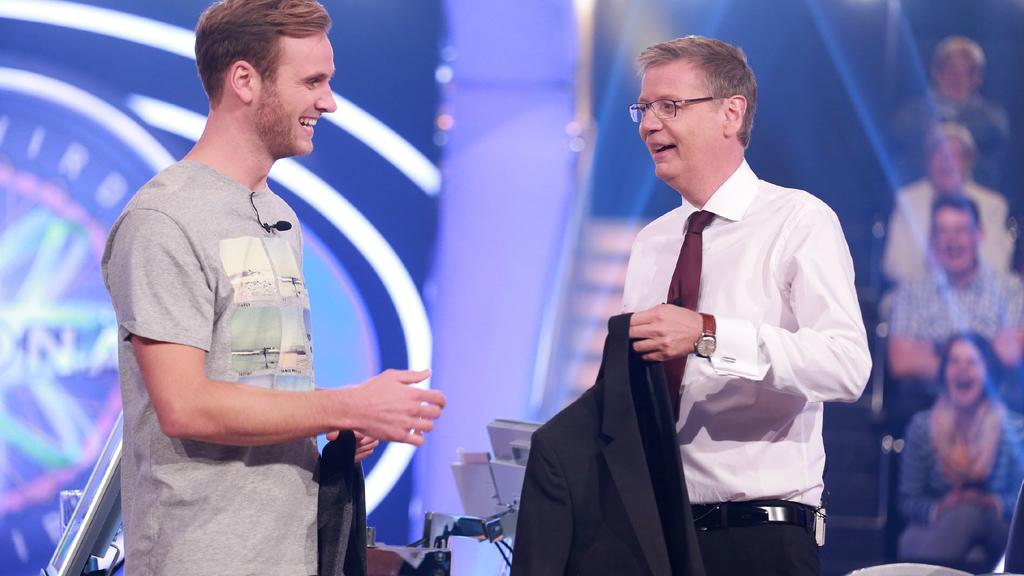 "Wer wird Millionär?"-Moderator Günther Jauch gibt dem frisch gebackenen Millionär Leon Windscheid sein Sacko.