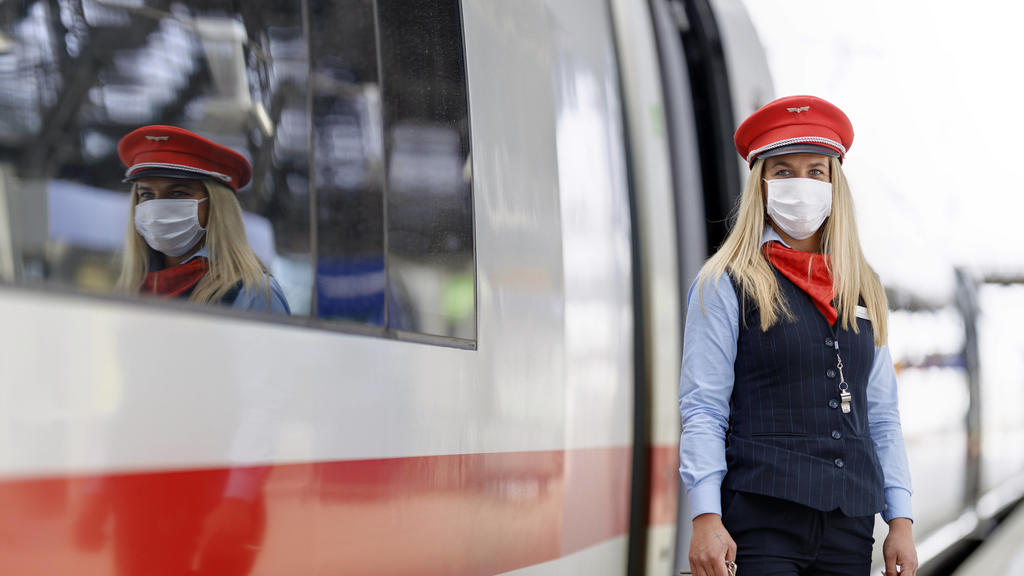 In Bussen, Bahnen und Zügen in NRW sowie auf Gleisen wie am Kölner Hauptbahnhof herrscht wegen der Coronakrise derzeit Maskenpflicht und Reisende erscheinen nur noch maskiert. Köln, 27.04.2020 *** Due to the corona crisis, masks are currently mandat