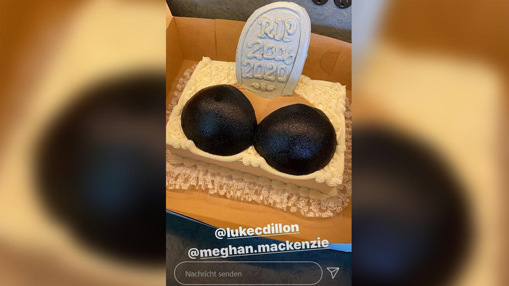 Lustiger Gag: In ihrer Story begräbt Chrissy Teigen ihre Brustimplantate auf einem Kuchen (Bildquelle: instagram.com/chrissyteigen).
