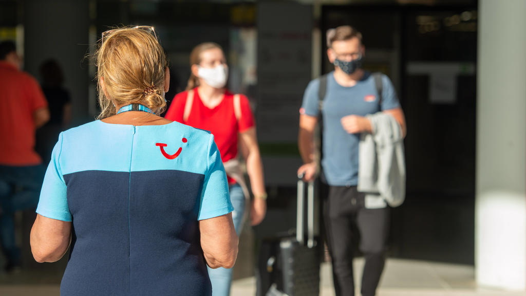 20200615 First German Tourists arrive in Palma de Mallorca PALMA DE MALLORCA, SPAIN - JUNE 15 2020 : TUI Holiday Rep welcomes tourists at the Palma Airport at - First German Tourists arrive in Palma de Mallorca on June 15, 2020 in Palma de Mallorca,