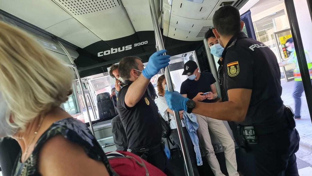 Sicherheitsbeamte am Flughafen von Palma de Mallorca.