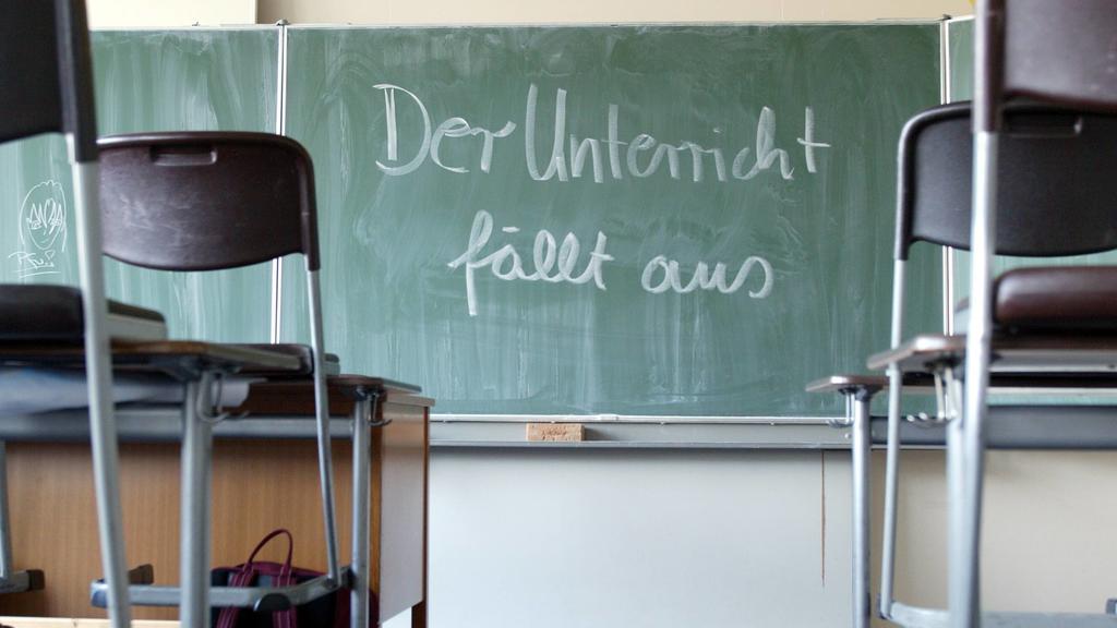 Der Unterricht faellt aus , steht auf einer Schultafel geschrieben . Radevormwald , Deutschland . Blackboard . Radevormwald , Germany . 30.03.2004 , Radevormwald DEU Deutschland PUBLICATIONxINxGERxSUIxAUTxONLY Copyright: xThomasxImox