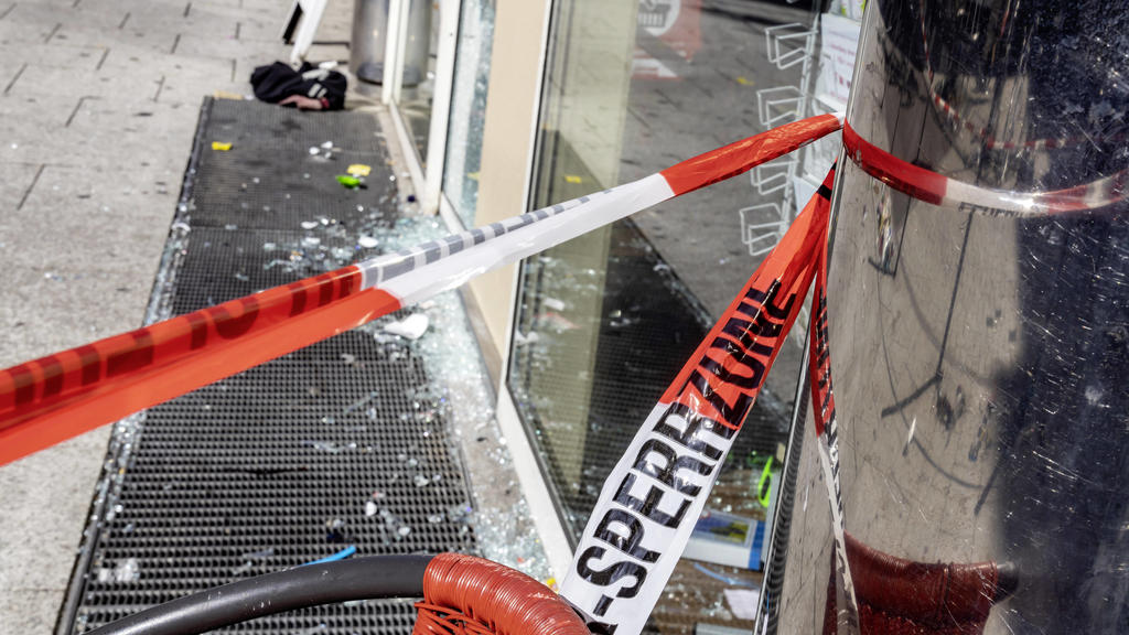 News Bilder des Tages Aufräumarbeiten nach Randale in der Stuttgarter Innenstadt. Rund 500 Menschen haben sich in der Nacht zum Sonntag zusammengerottet, Schaufenster zerstört und geplündert. Schwerpunkte waren die Marienstraße und die Fußgängerzone