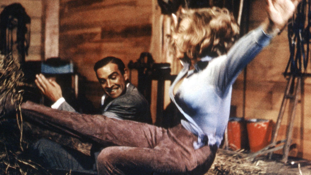 Nicht zimperlich mit Pussy Galore (Honor Blackman): James Bond (Sean Connery) in "Goldfinger"