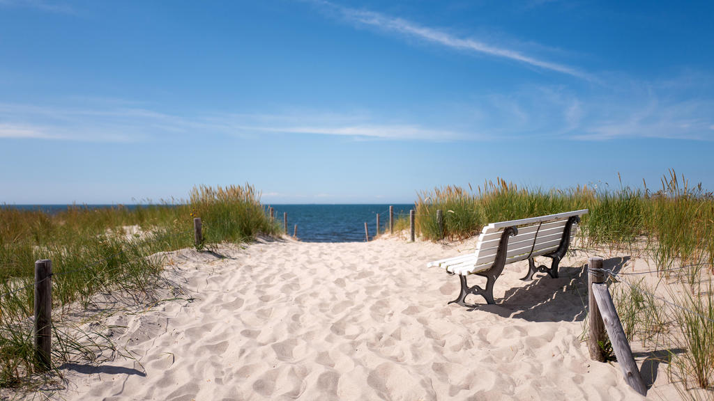 News Bilder des Tages Blick auf einen Strandzugang im Ostseebad Graal Müritz Mecklenburg Vorpommern. Eine Bank lädt zum Verweilen ein. Strand *** View of a beach access in the Baltic seaside resort Graal Müritz Mecklenburg Vorpommern A bench invites