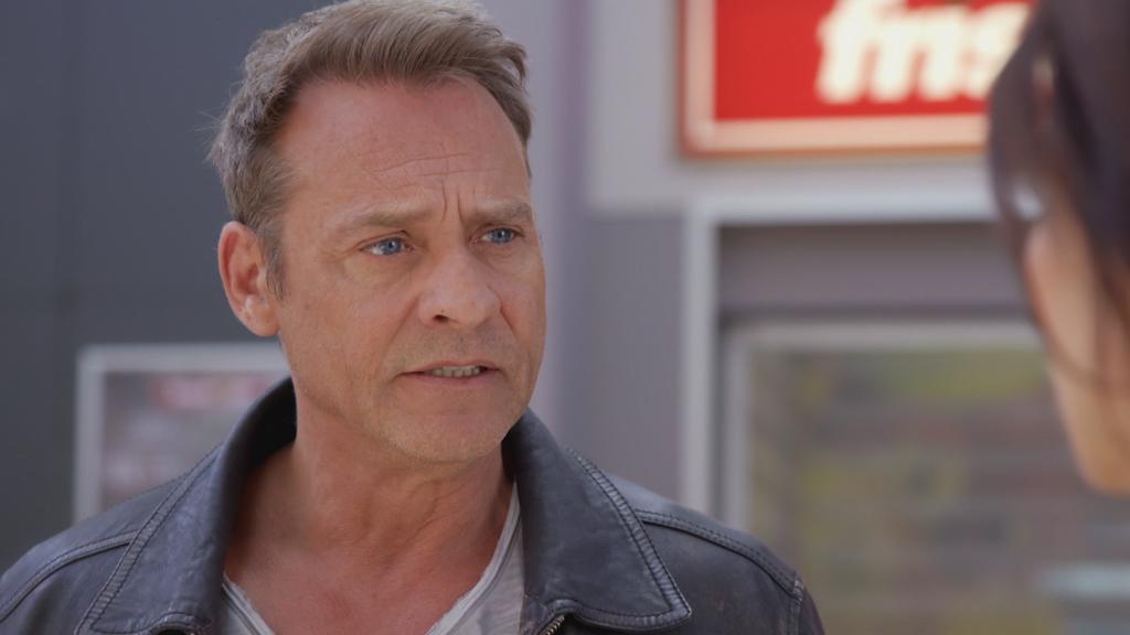 Unter uns: Rufus schaut Britta an.