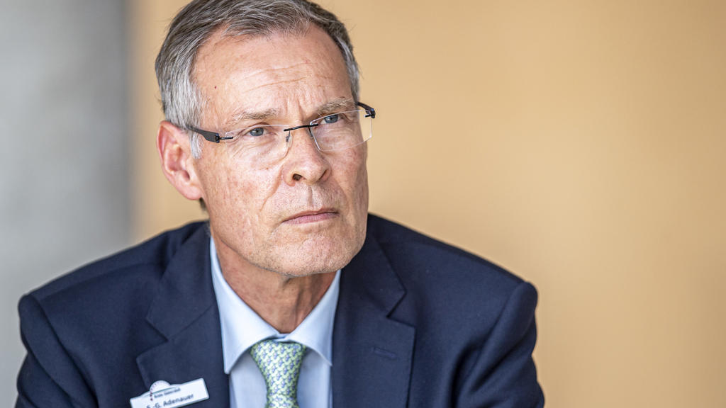 24.06.2020, Nordrhein-Westfalen, Gütersloh: Landrat Sven-Georg Adenauer (CDU) verfolgt während der Pressekonferenz im Kreis Güterslohden Vortrag vom Direktor des Instituts für Hygiene und Öffentliche Gesundheit und Geschäftsführender Direktor des Zen