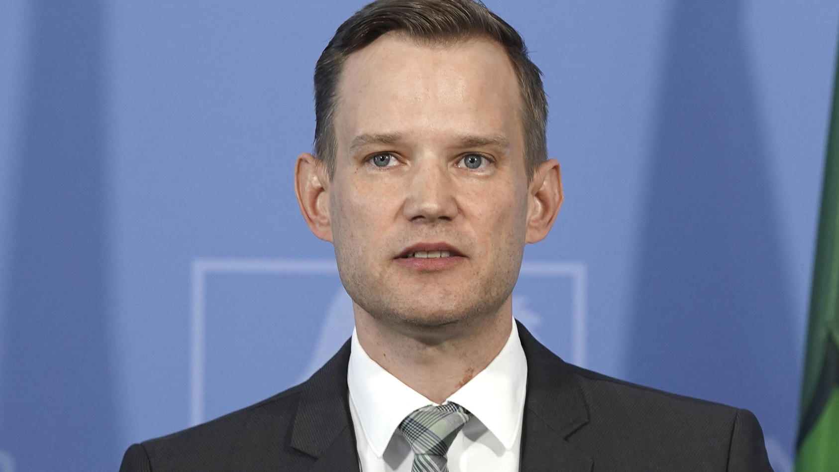 Wird Corona Zur Dauerwelle Virologe Hendrik Streeck Glaubt Dass Das Virus Nicht Verschwindet