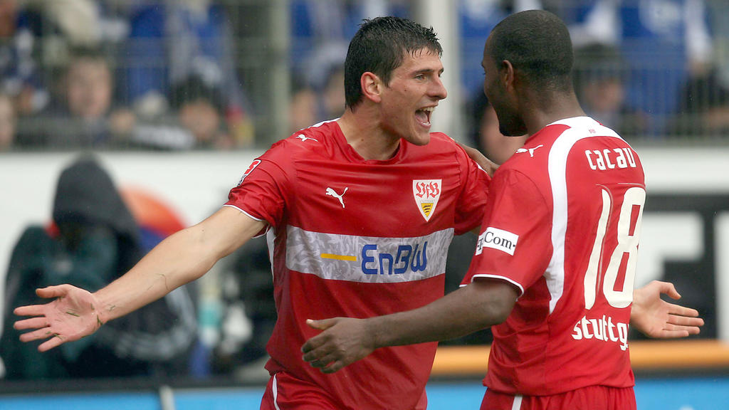 Fußball-Bundesliga: VfL Bochum - VfB Stuttgart am Samstag (12.05.2007) in Bochum: Der Stuttgarter Mario Gomez (l) jubelt nach seinem Treffer mit Cacau (r). Achtung Sperrfrist! Die DFL erlaubt die Weiterverwertung der Bilder im IPTV, Mobilfunk und dur