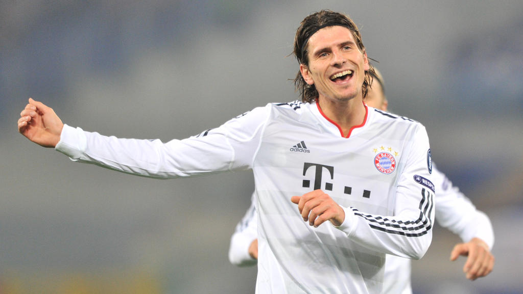 ARCHIV - Bayern Münchens Mario Gomez jubelt über sein Tor im Champions League Spiel gegen AS Rom am 23.11.2010 in Rom. Tore, Tore, Tore - Mario Gomez will 2011 da weitermachen, wo er 2010 aufgehört hat. 20 Tore in 24 Pflichtspielen, die Hinrundenquot