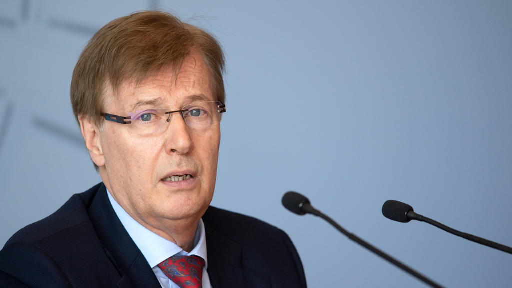 29.06.2020, Nordrhein-Westfalen, Düsseldorf: Peter Biesenbach (CDU), Justizminister von Nordrhein-Westfalen, spricht während einer Pressekonferenz. Das Justizministerium informierte zu aktuellen Erkenntnissen beim Thema «Kindesmissbrauch im Internet»