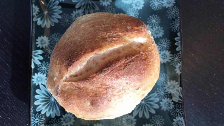 Ein glutenfreies Brötchen - sieht aus wie eins aus Weizen, schmeckt ein bisschen anders, aber mega lecker