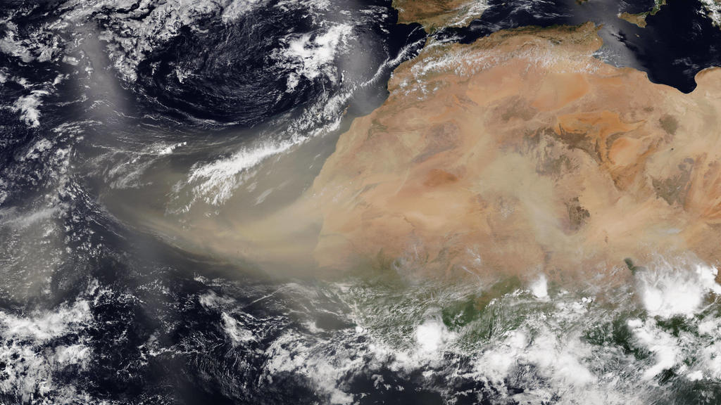 Sahara-Staub zieht über Atlantik June 26, 2020, Atlantic Ocean: NASA- s Suomi NPP satellite captured this visible image of the large light brown plume of Saharan dust over the North Atlantic Ocean. Experts have nicknamed the plume the Godzilla dust c