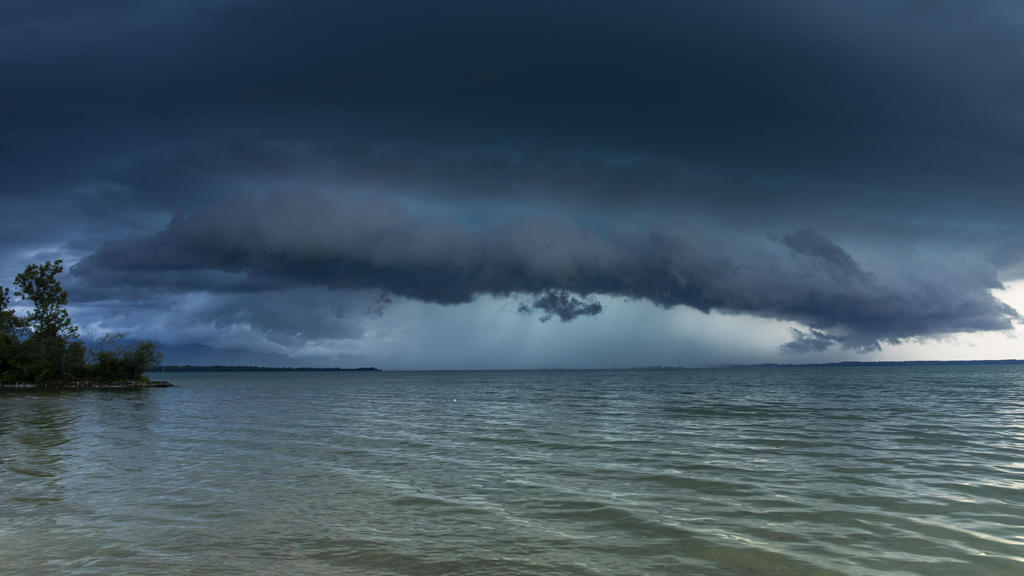 News BIlder des Tages 200629 Unwetter. Schwere Unwetter am Sonntagabend mitten am Chiemsee Eine Gewitterfront formierte sich direkt vor dem Chiemsee und überquerte diesen mit voller Macht. Im Zeitraffer sieht man den Aufzug einer sogenannten Superzel