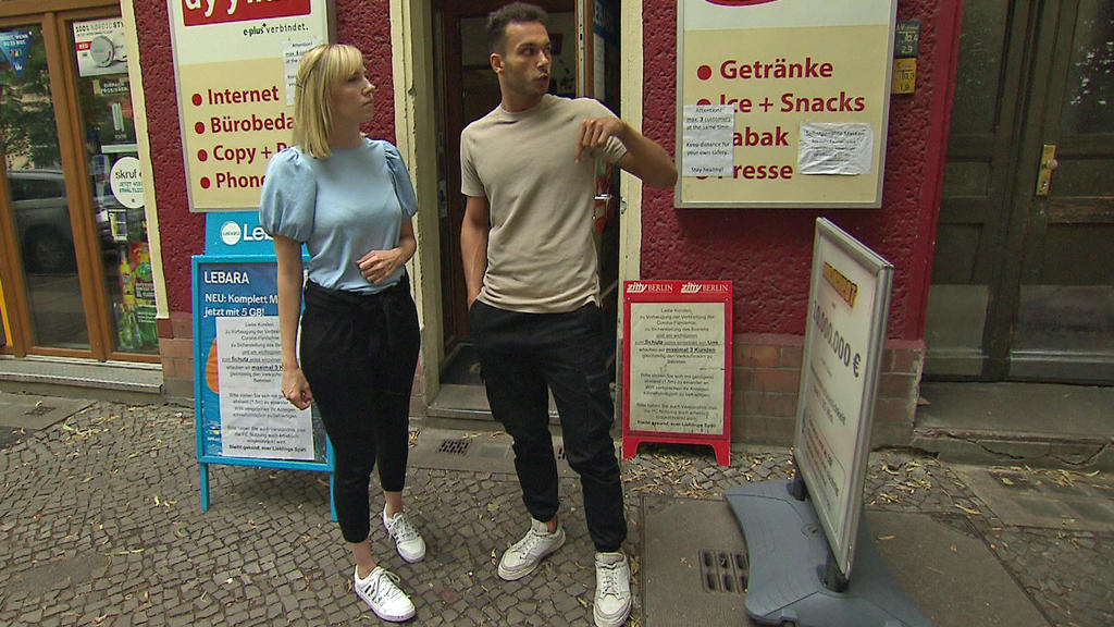 Augenzeuge Usama Hak Yahya (rechts) erzählt RTL-Reporterin Franca Pörsch, was er beobachtet hat.