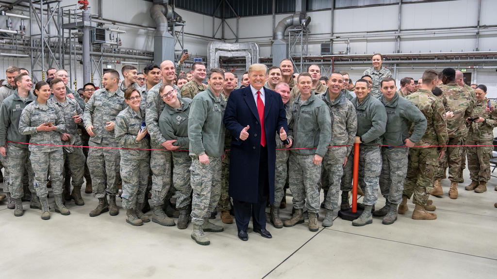ARCHIV - 27.12.2018, Hessen, Ramstein: Donald Trump (M), Präsident der USA, lässt sich, während eines Zwischenstopps auf dem Stützpunkt der US-Luftwaffe in Ramstein, mit Militärangehörigen fotografieren. Der Abzug von rund 9500 US-Soldaten aus Deutsc