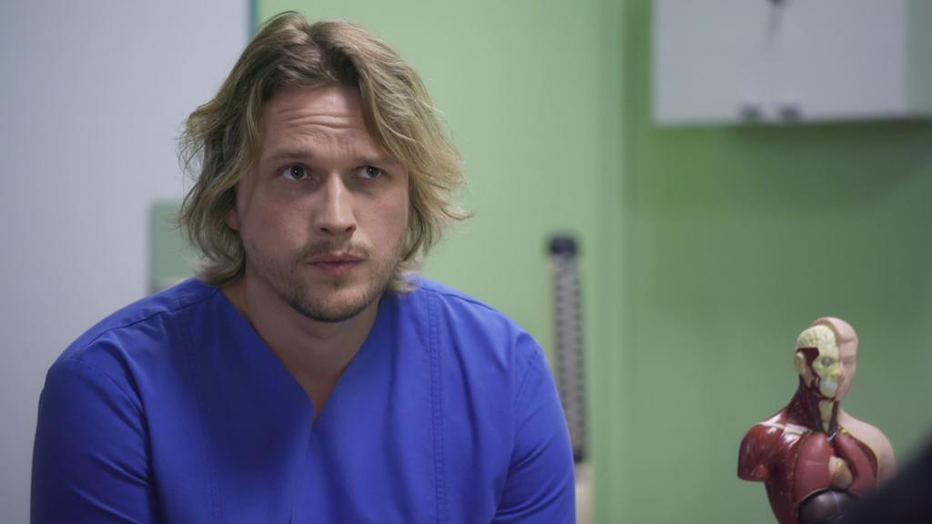 AWZ: Finn schaut Christoph unsicher an.