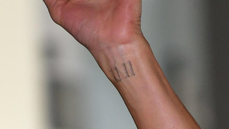 Seit 2018 steht „11 11 “ auf Jennifer Anistons Handgelenk.