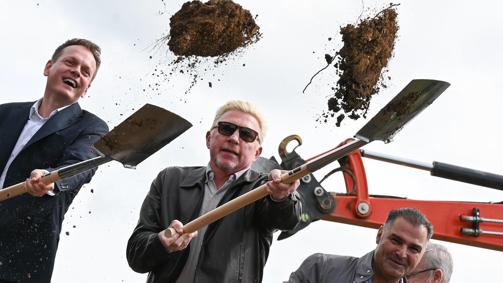 18.06.2020, Hessen, Hochheim: Mit-Investor Daniel Köhler (l-r), Tennis-Legende Boris Becker und Investor Khaled Ezzedine nehmen am Spatenstich für die geplante Internationale Tennis-Akademie teil, deren Namensgeber Becker ist. Das 20-Millionen-Euro-P