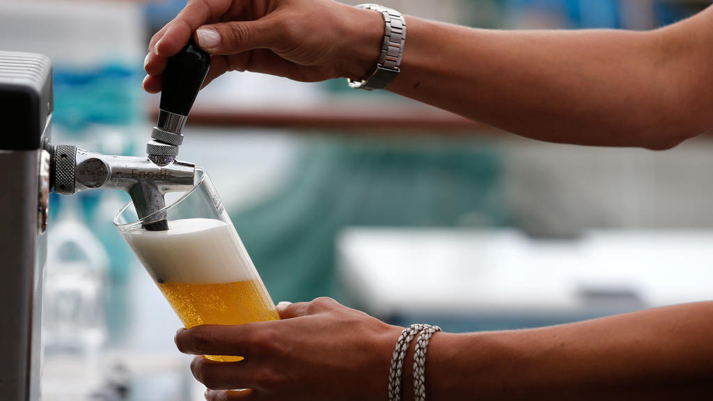 ARCHIV - 16.08.2013, Kiel: ARCHIV - Eine Servicekraft zapft in einer Gaststätte ein Bier. Minijobber sind Experten zufolge besonders hart von der Corona-Krise betroffen, da sie keinen Anspruch auf Kurzarbeitergeld haben. Foto: Axel Heimken/dpa +++ dp