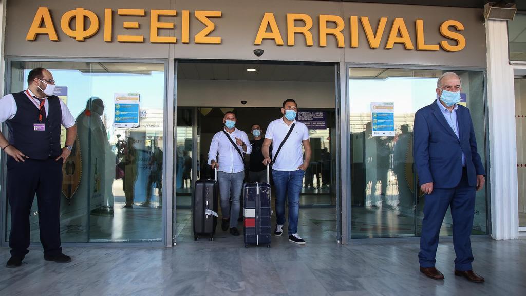 01.07.2020, Griechenland, Iraklion: Touristen mit medizinischem Mundschutz kommen am internationalen Flughafen der griechischen Insel Kreta an. Landesweit wurden alle Flughäfen für Auslandsflüge geöffnet. Erstmals nach Ausbruch der Corona-Pandemie si