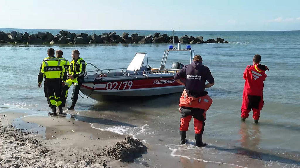 Tragisches Unglück in Ahrenshoop: Ein 32-Jähriger rettet zwei Kinder aus der Ostsee, kommt dann ums Leben.