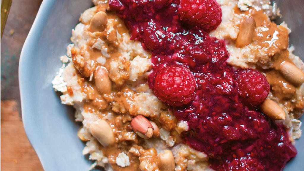 Die Peanut-Butter-and-Jelly-Bowl von Pamela Reif - beerig-cremige 490 Kalorien.