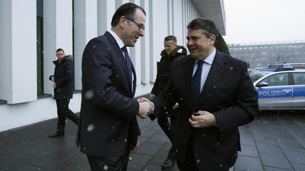 Sigmar Gabriel R, Bundesminister für Wirtschaft und Energie, zu Besuch bei Clemens Tönnies und Ehefrau Margot in Rheda-Wiedenbrück, am 3.2.2015. *** Sigmar Gabriel R , Federal Minister of Economics and Energy, visits Clemens Tönnies and his wife Ma
