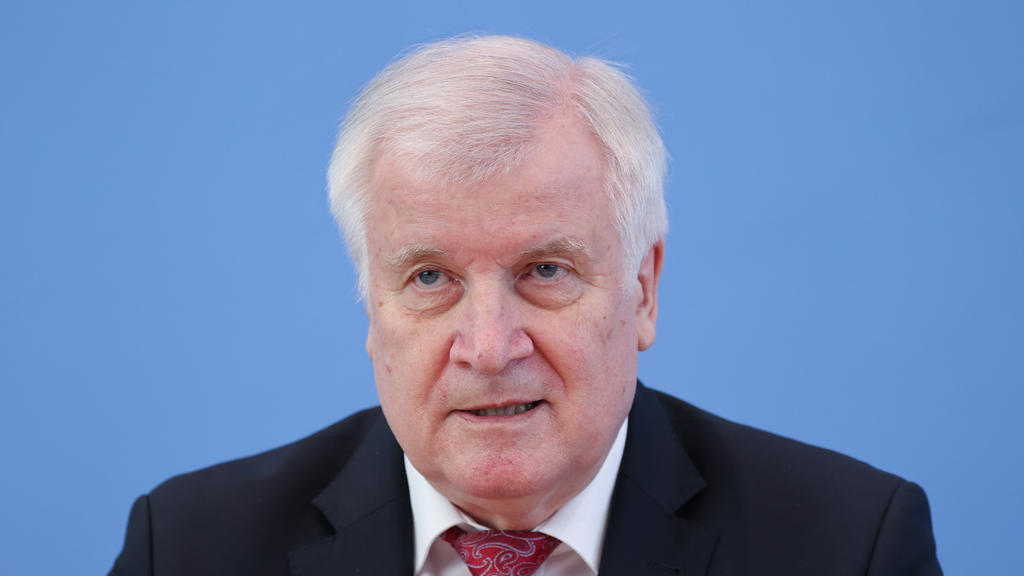ARCHIV - 27.05.2020, Berlin: Bundesinnenminister Horst Seehofer (CSU) spricht auf einer Pressekonferenz zur Vorstellung der polizeilichen Kriminalstatistik und der Fallzahlen für politisch motivierte Kriminalität 2019. Seehofer fordert von mehr EU-St