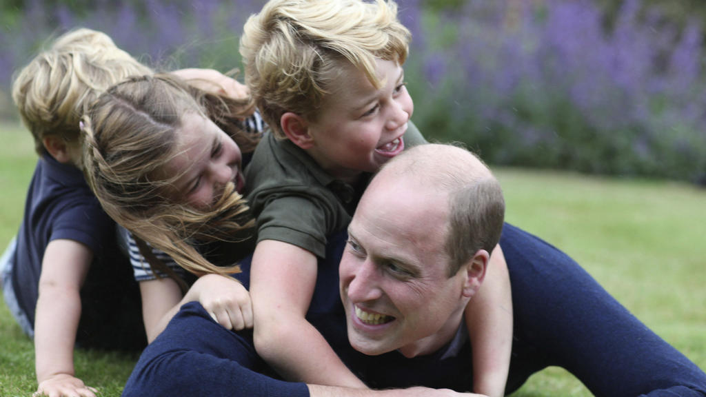 20.06.2020, Großbritannien, Norfolk: Dieses vom Herzog und der Herzogin von Cambridge zur Verfügung gestellte Foto vom Juni 2020 zeigt William, den Herzog von Cambridge; Prinz George, Prinzessin Charlotte und Prinz Louis, das am Samstag, den 20. Juni