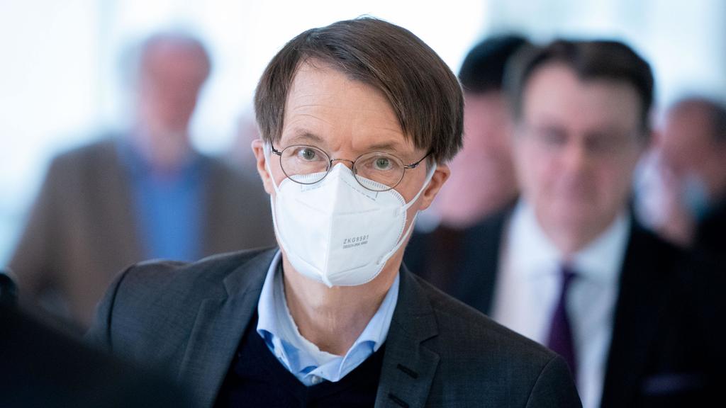 ARCHIV - 14.05.2020, Berlin: Karl Lauterbach (SPD), steht für die Stimmabgabe bei einer namentlichen Abstimmung in einer Warteschlange bei der Sitzung des Bundestages. Lauterbach hat vor der großen «Unteilbar»-Demonstration vor einer massenhaften Ans