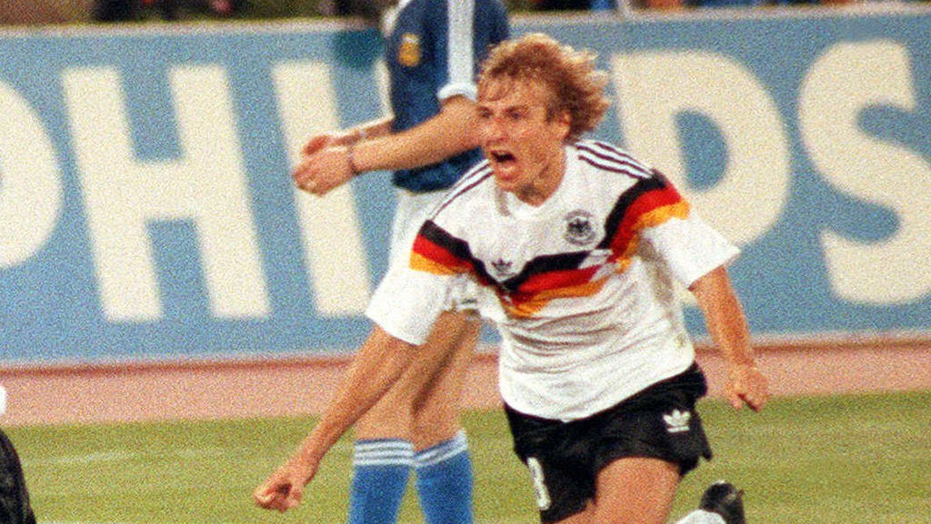 ARCHIV - 08.07.1990, Italien, Rom: Die deutschen Fußball-Nationspieler Andreas Brehme (l) und Jürgen Klinsmann laufen jubelnd über das Spielfeld des Olympiastadions von Rom, nachdem Brehme per Elfmeter zum 1:0-Führungstreffer für Deutschland verwande
