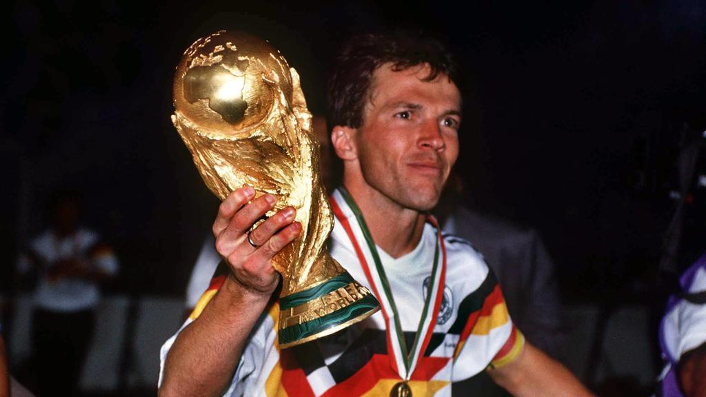 Lothar Matthäus BR Deutschland jubelt mit dem FIFA Weltpokal - PUBLICATIONxINxGERxSUIxAUTxHUNxUSAxONLY
