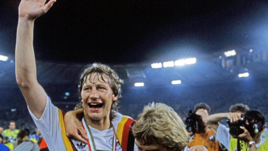 FIFA WM 1990 08.07.1990, Fussball, FIFA WM 1990 in Italien, Finale, DFB Deutschland - Argentinien (1:0): v.l. Guido Buchwald, Jürgen Klinsmann (beide DFB Deutschland).FIFA World Cup 1990 08 07 1990 Football FIFA World Cup 1990 in Italy Final DFB Germ