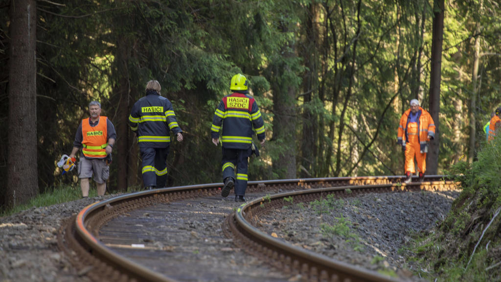 200707 Zug Schweres Zugunglück am Dienstag gegen 16 Uhr ca. 20 Kilometer hinter der deutschen Grenze bei Pernink. Kurz nach dem Bahnhof Pernink in Fahrtrichtung Karlsbad stießen bei hoher Geschwindigkeit zwei Regionalbahnen zusammen. Großalarm wurde