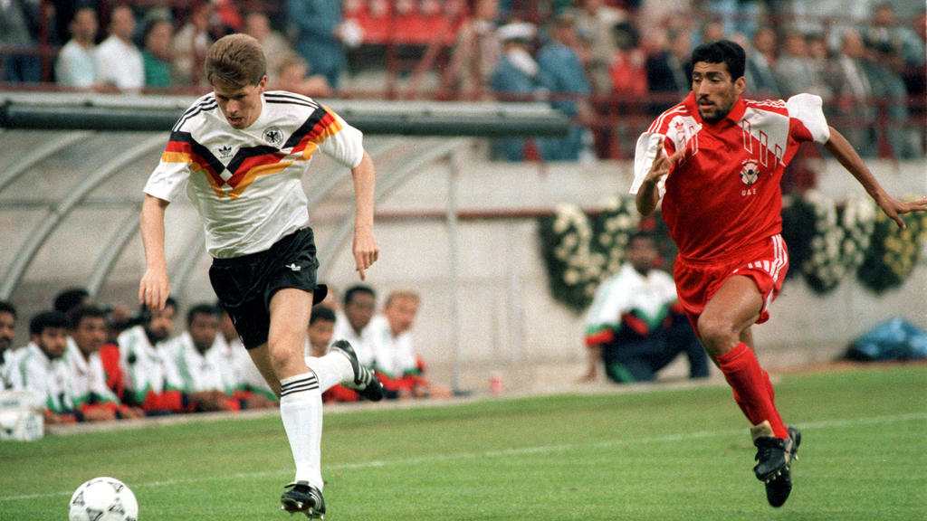 Der deutsche Abwehrspieler Stefan Reuter (l) überläuft einen VAE-Gegenspieler. Die deutsche Fußballnationalmannschaft gewinnt bei der Weltmeisterschaft in Italien am 15.06.1990 im Mailänder Giuseppe-Meazza-Stadion vor 71.200 Zuschauern das Gruppensp
